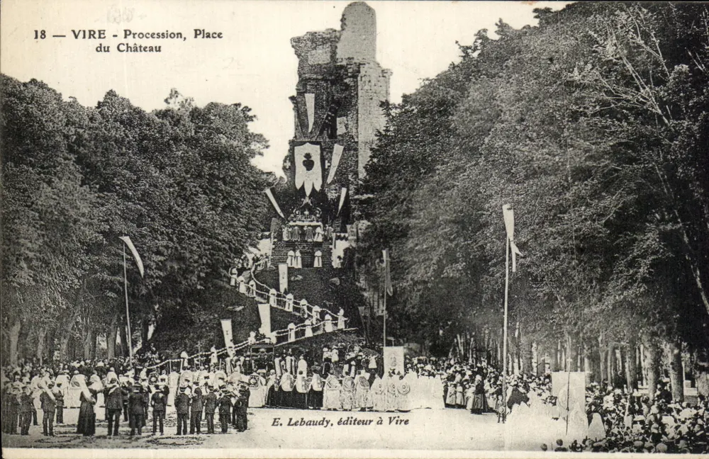 Vire - Procissão, Praça do Castelo — E. Lebaudy, editor em Vire, n°18 - Frente