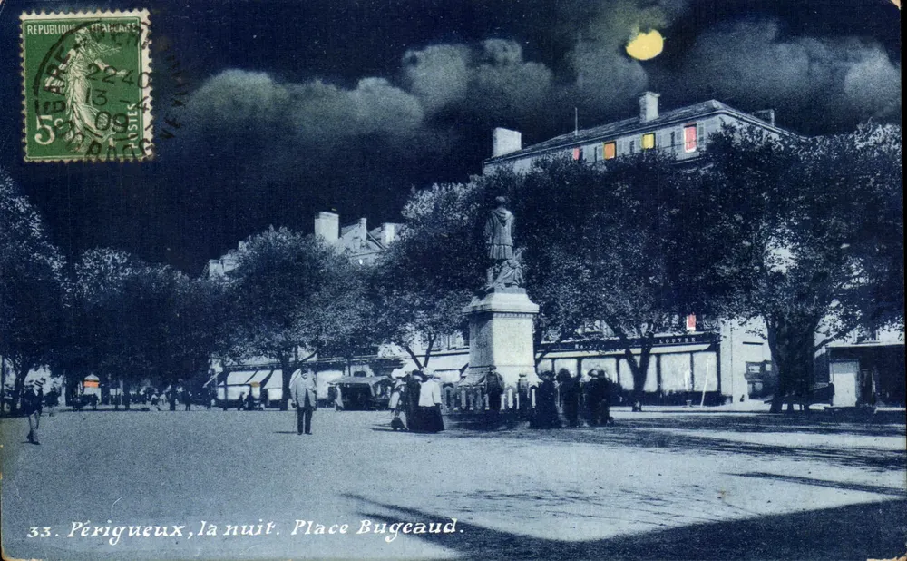 Périgueux, de noche. Plaza Bugeaud — editor: Nouvelles Galeries — n° 33 - Anverso