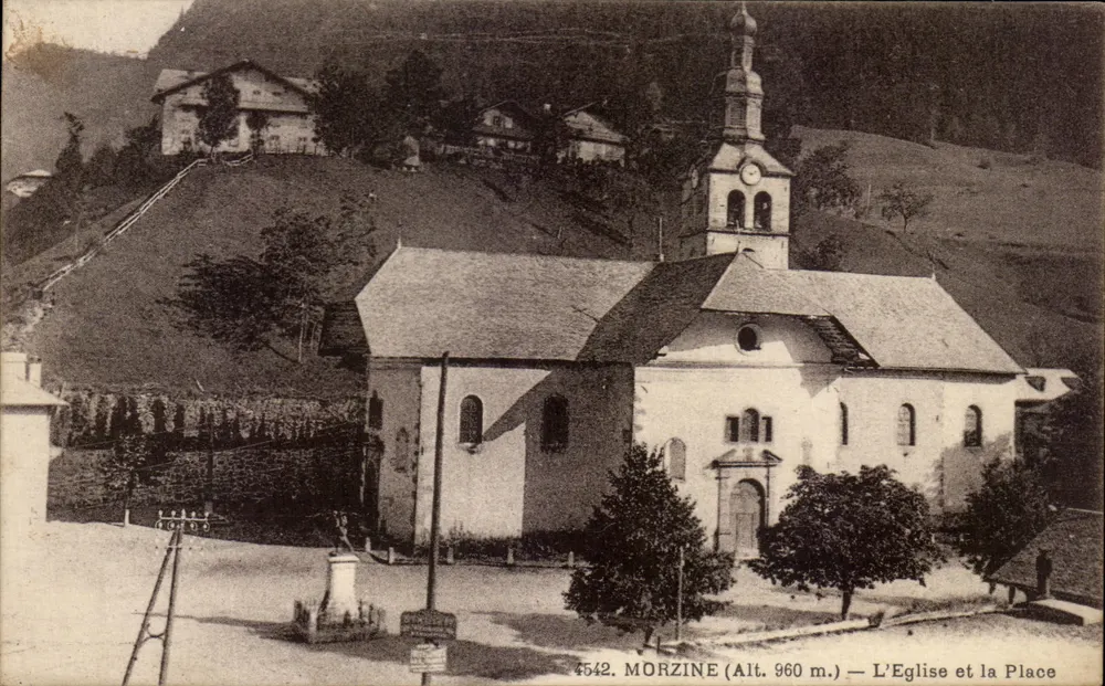 Morzine (Alt. 960 m.) — A Igreja e a Praça - Frente