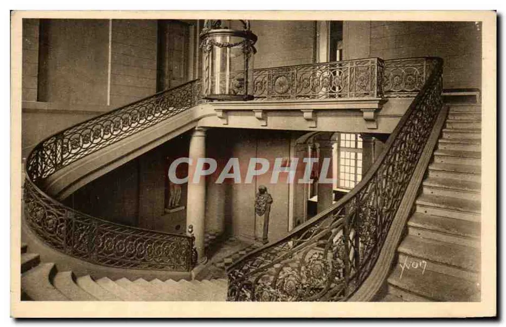 Schloss Compiègne — Ehrenstiege und kunstvoll verzierte Eisenbalustrade (18. Jahrhundert) - Vorderseite