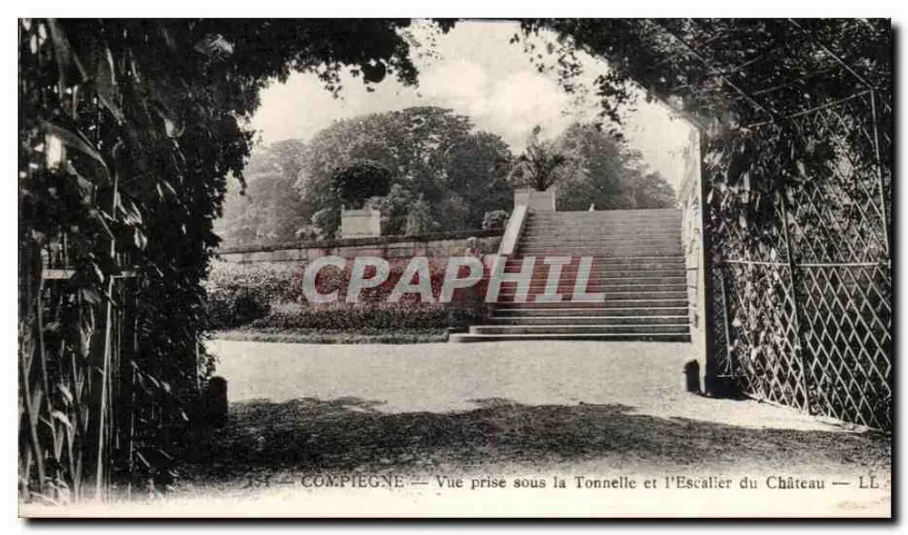 Compiegne — Ansicht unter der Tonnelle und der Treppe des Schlosses — LL — n° 151 - Vorderseite