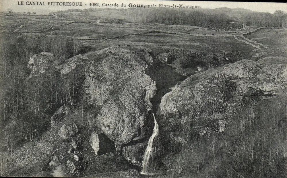 Wasserfall du Gour, nahe Riom-ès-Montagnes — Das pittoreske Cantal - 1082 — unbekannter Verlag - Vorderseite