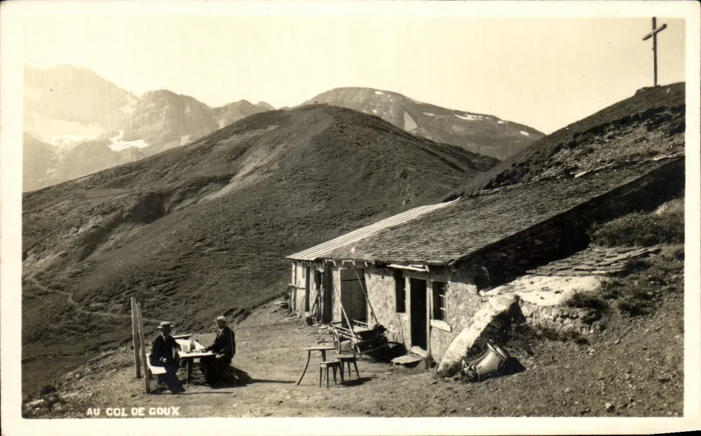 No Col de Goux — vista do antigo refúgio com dois homens à mesa — editor Julien Frères, Genebra - Frente