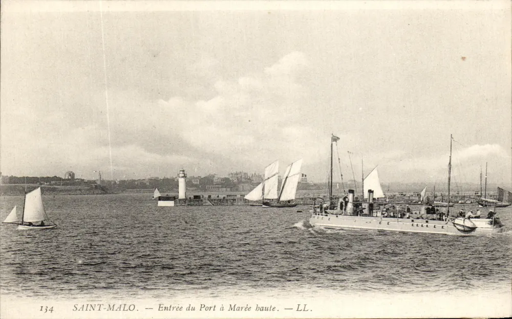 Saint-Malo — Einfahrt in den Hafen bei Flut — LL - Vorderseite