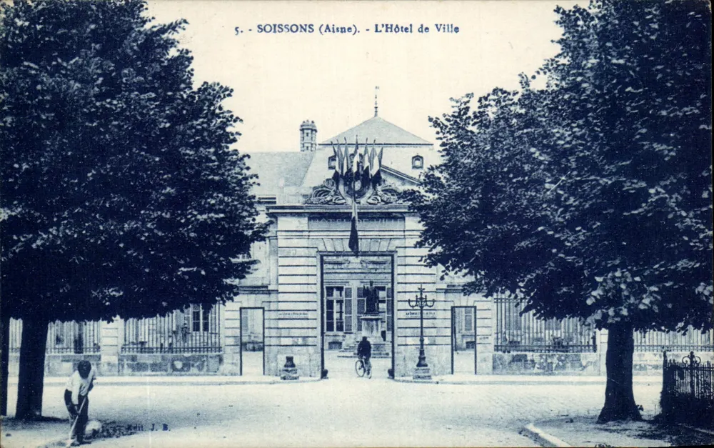 Soissons (Aisne) - A View of the Town Hall — J. B. publisher, n°5 - Frente