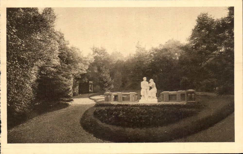 Jardim dos Buissonnets — Monumento de Santa Teresinha da Criança Jesus - Frente