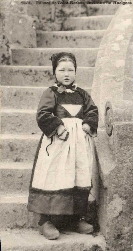 Fillette de Saint-Herbot — enfant en costume traditionnel près d'un escalier — éditeur KARTEN-BOST - Vorderseite