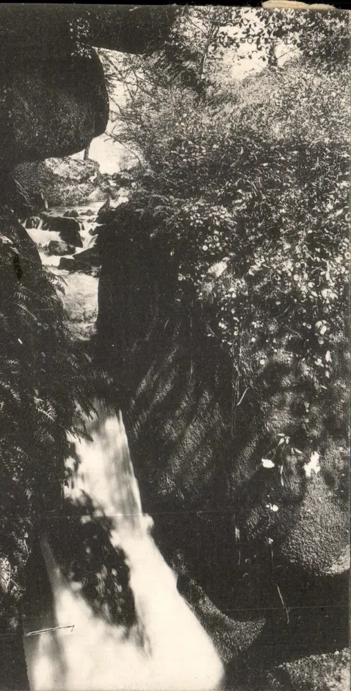 Cachoeira em um cânion — editor KARTEN-BOST - Frente