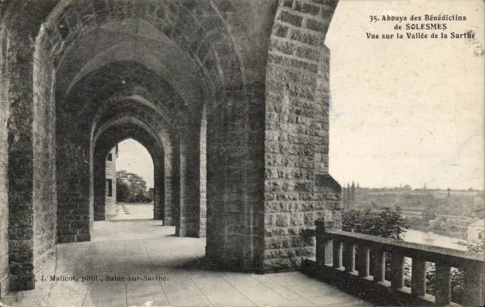 Abbaye der Benediktiner von Solesmes — Blick über das Tal der Sarthe — J. Malicot, phot., Sable-sur-Sarthe - Vorderseite