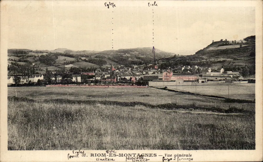 Riom-ès-Montagnes — Vista geral — Igreja e Escola - Frente