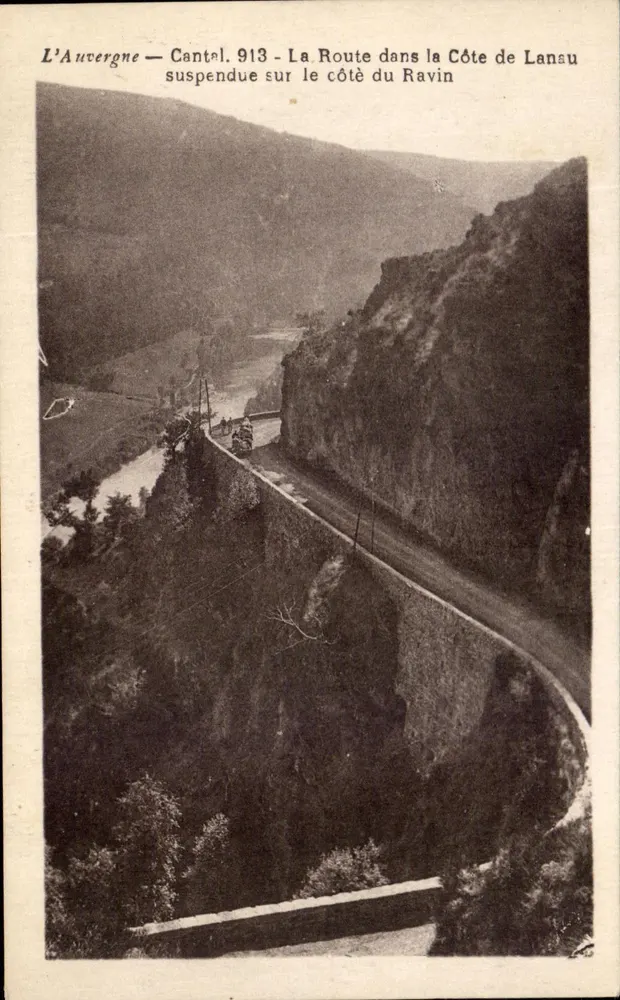 Auvergne — Cantal. 913 — Die Straße an der Kante des Lansau-Abhangs - Vorderseite