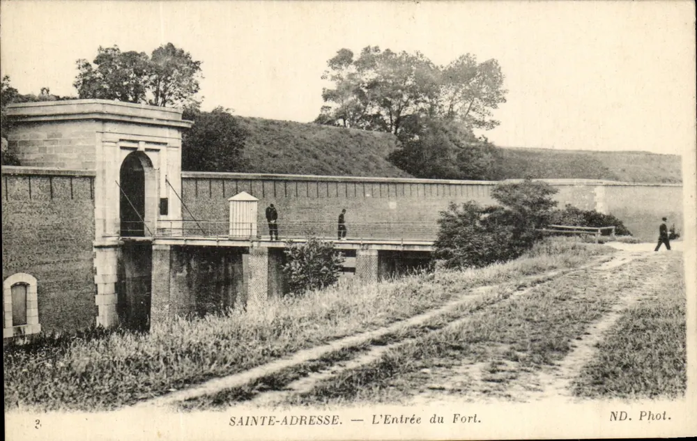 Sainte-Adresse — A entrada do Forte. — ND. Fotografia. - Frente