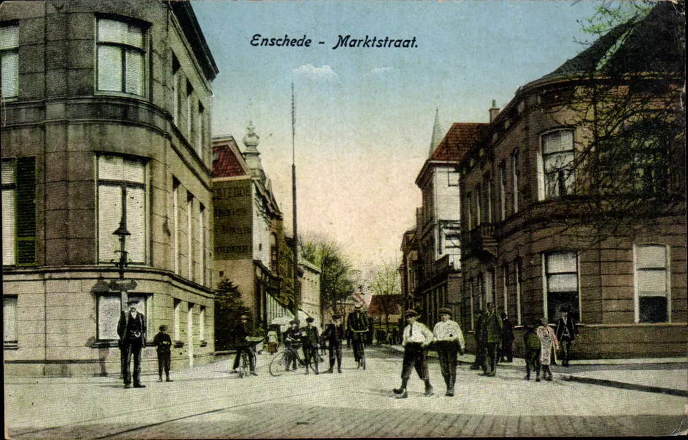 Enschede - Marktstraat — vista de rua animada com pedestres e ciclistas — editor não identificado - Frente