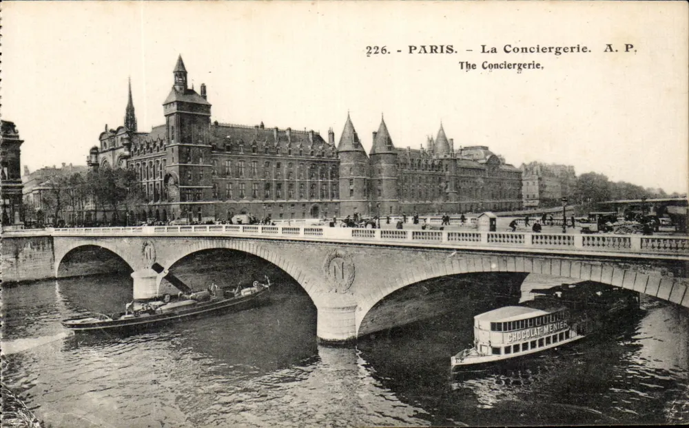 Paris - A Conciergerie — vista do ponte e do rio com barcos — A.P. n°226 - Frente
