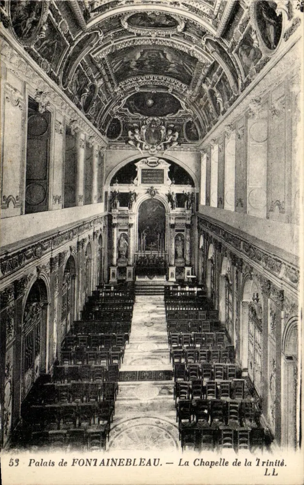 Palácio de FONTAINEBLEAU — A Capela da Trindade - Frente