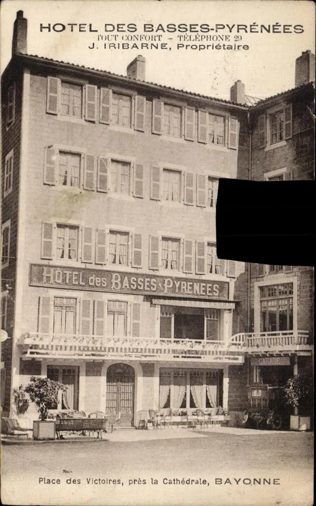 Hôtel des Basses-Pyrénées — Fassade des Hotels mit Balkon und Terrasse — Verleger J. Iribarne, Bayonne - Vorderseite