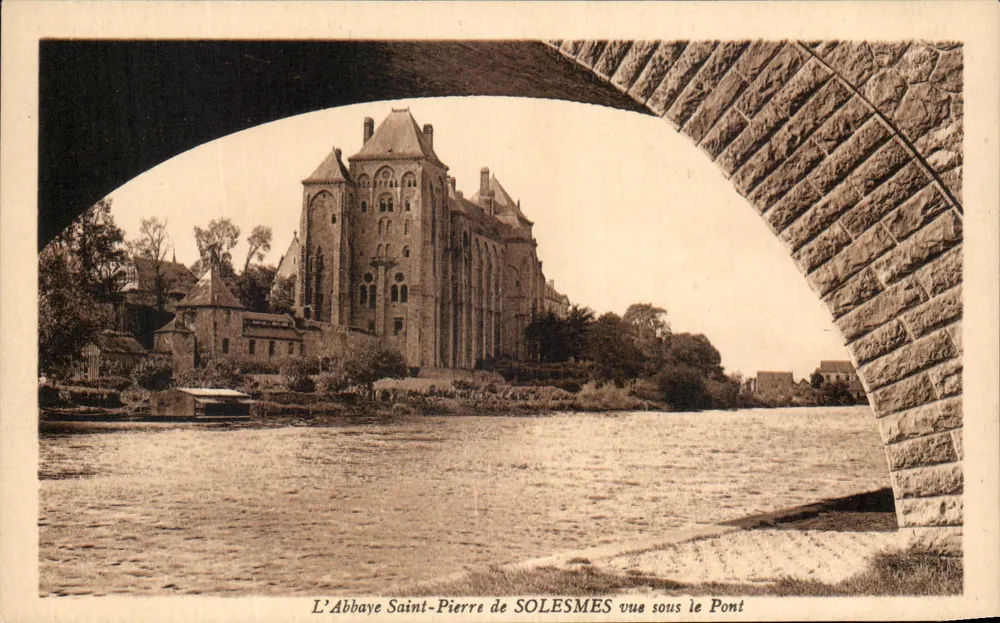 Die Abtei Saint-Pierre de SOLESMES von unter dem Brückentor aus — C. Lambert, Sainte-Ar-Sathe - Vorderseite