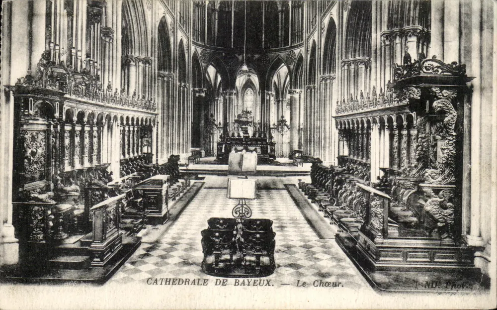 Catedral de Bayeux — O Coro — ND. Fot. - Frente