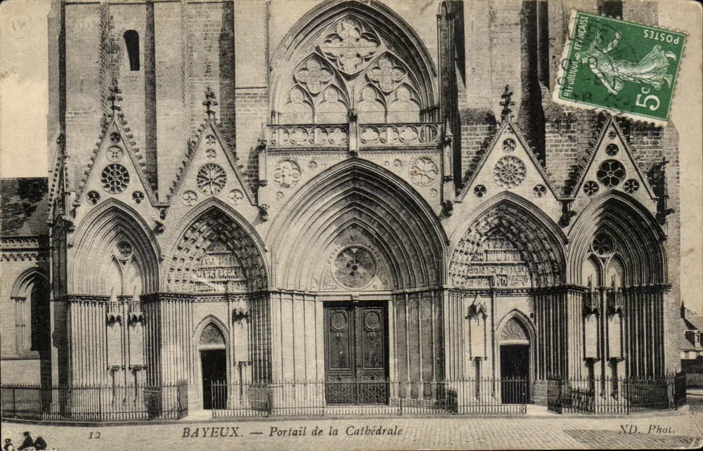 Bayeux — Portale della Cattedrale — ND. Fot. - Recto