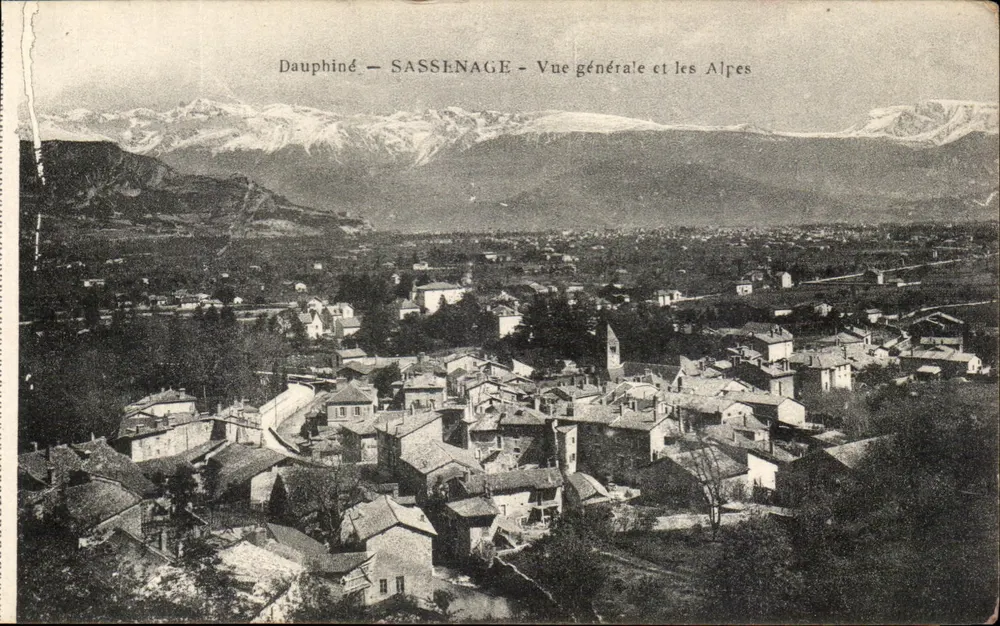 Sassenage — Allgemeiner Blick und die Alpen — Dauphiné - Vorderseite