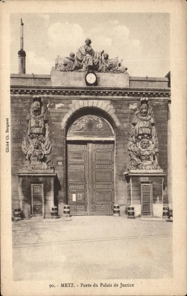 Metz — Porta do Palácio de Justiça — Cliché Ch. Bergeret, n° 90 - Frente