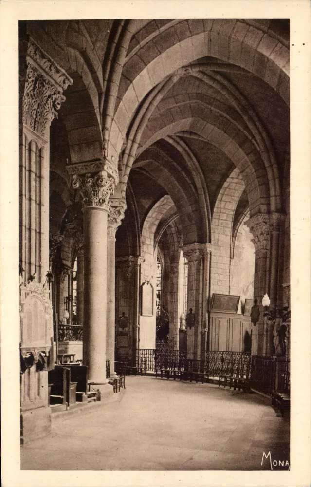 Kathedrale Saint-Mammès — Ambulatorium und Säulenreihe — Langres - Vorderseite