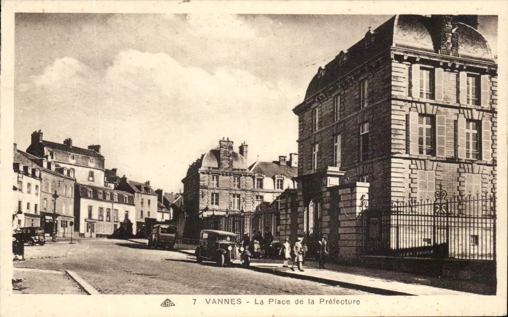 VANNES - A Praça da Prefeitura — editor C. Aracienne dos Estados Etanográficos, n°7 - Frente