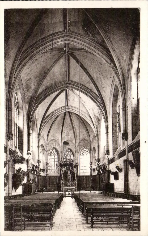 Intérieur de l'église — Montreuil-Bellay — CPM des Arts Photomécaniques, Paris-Strasbourg, ND.37 - Recto