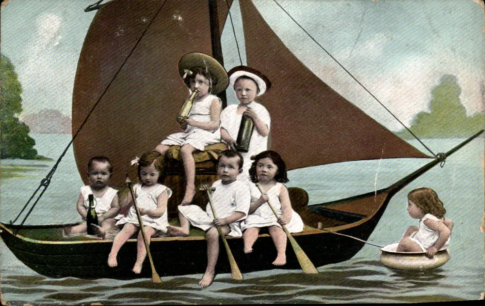 Crianças em um barco a vela — série 405 — editor não visível - Frente
