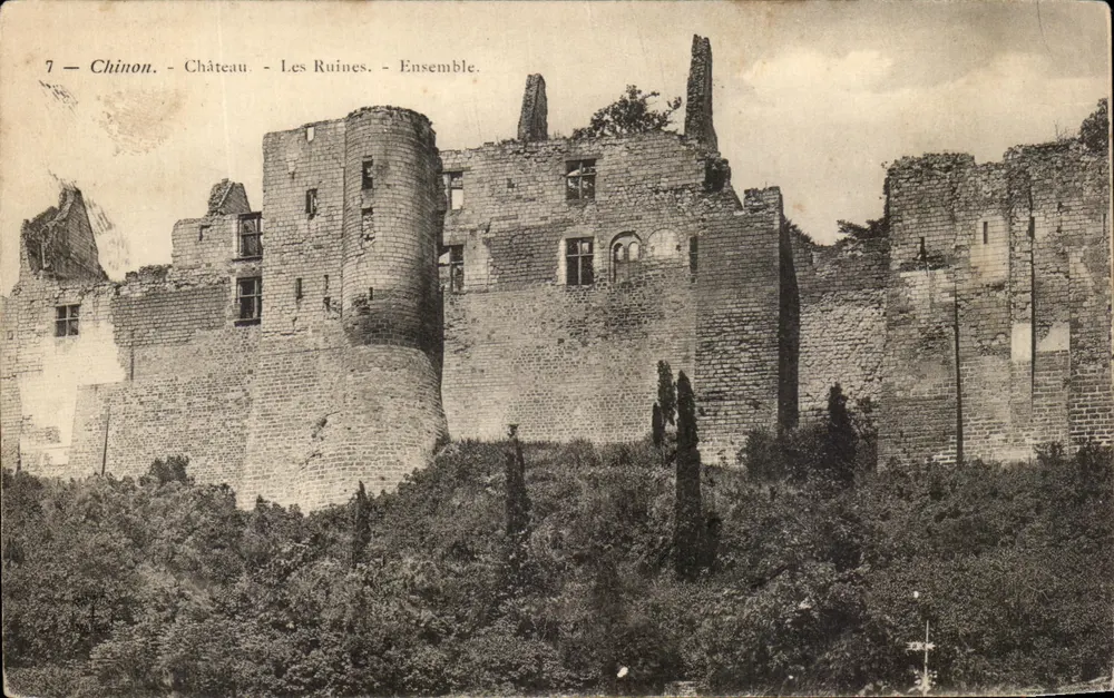 Chinon - Castelo - As Ruínas - Conjunto. - Frente