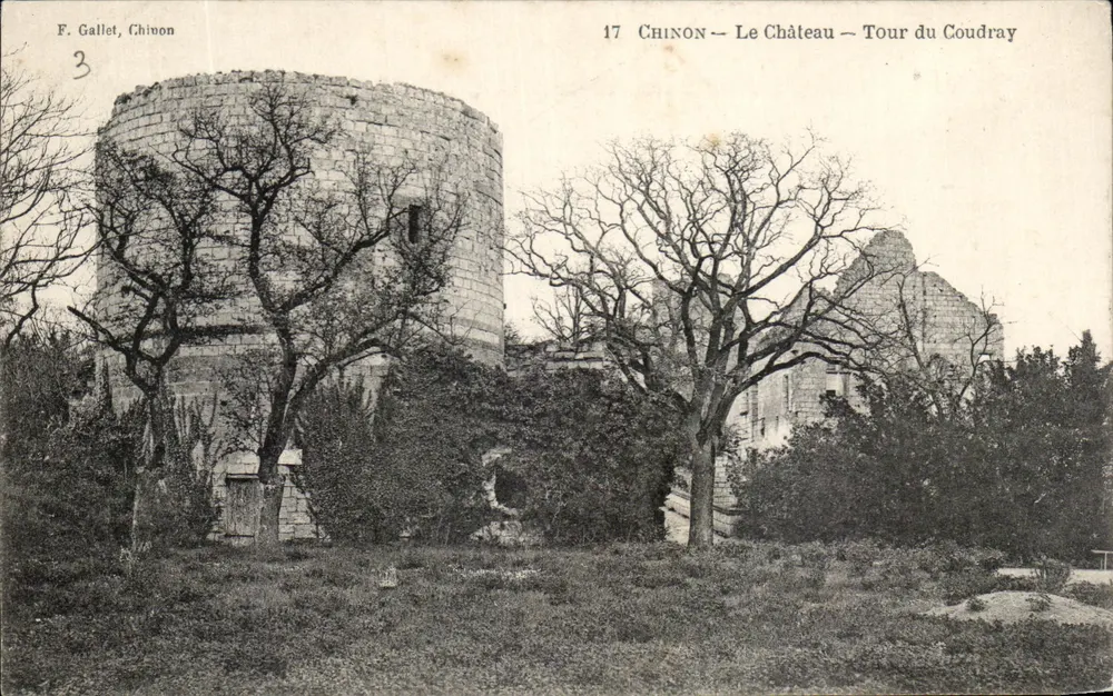 Chinon — O Castelo — Torre do Coudray — F. Gallet, Chinon - Frente