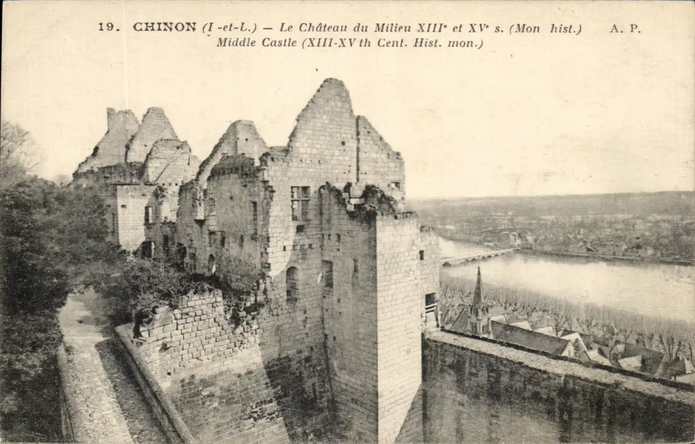 Chinon (Indre-et-Loire) — O Castelo do Meio Séculos XIII e XV — A. P. - Frente