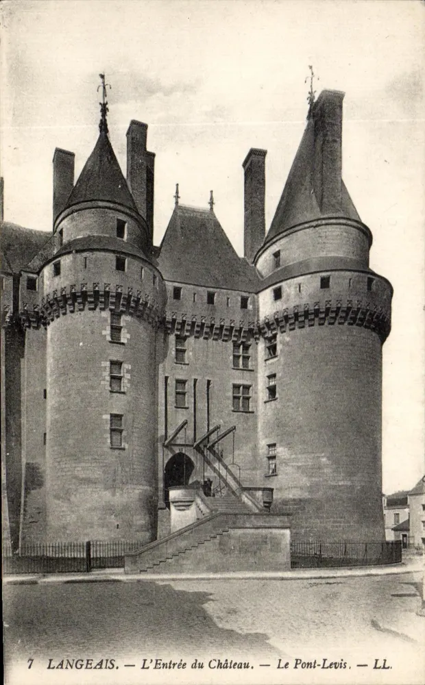 Langeais — Der Eingang zum Schloss — Die Zugbrücke — LL - Vorderseite