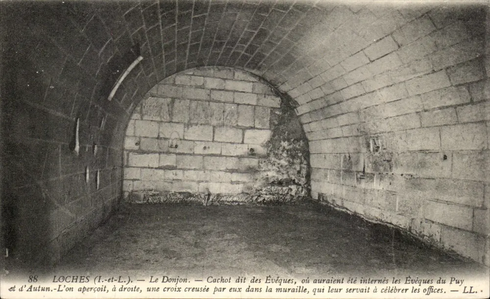 Loches (Loir-et-Cher) — O Donjon — cela dos Bispos do Puy e de Autun - Frente