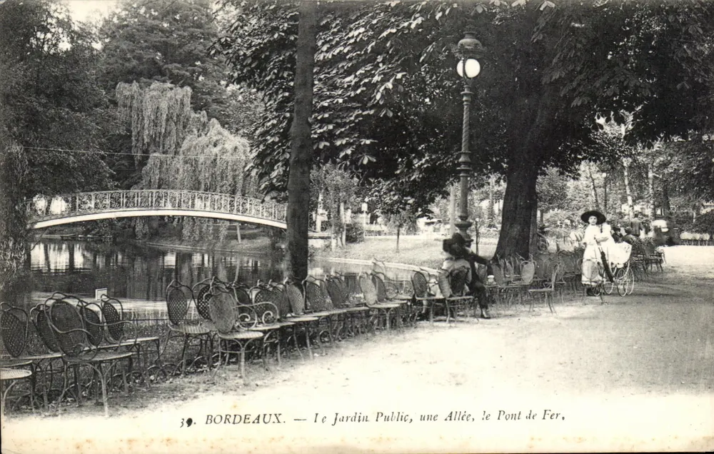 Bordeaux — Öffentlicher Garten, ein Weg, die Eisenbrücke - Vorderseite