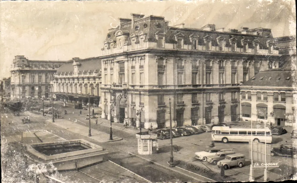 Place de la Gare Saint-Jean — vue de l'édifice de la gare et de la place avec véhicules — éditeur LA CISOIGNE - Frente
