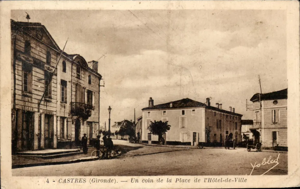 Castres (Gironde) — Ein Eckbereich der Place de l'Hôtel-de-Ville — Yobled - Vorderseite