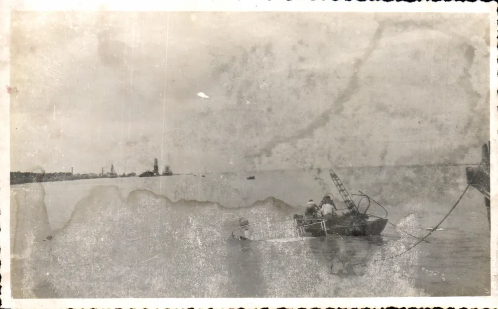 Pêcheurs en bateau — scène maritime avec édifice au loin — éditeur non visible - Vorderseite