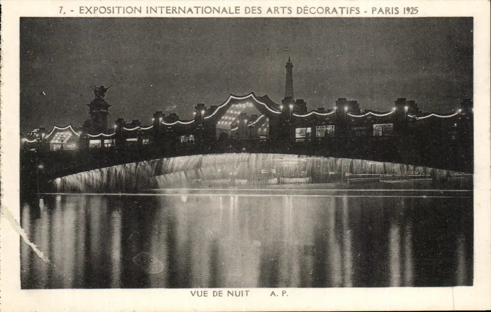 Internationale Ausstellung der dekorativen Künste - Paris 1925 — Nachtansicht mit der Eiffelturm im Hintergrund — A.P. - Vorderseite