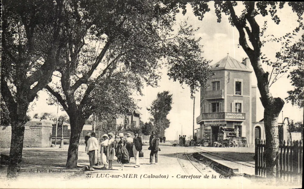St. LUC-sur-MER (Calvados) - Cruzamento da Estação — Editor J. Nozara, Nantes - Frente