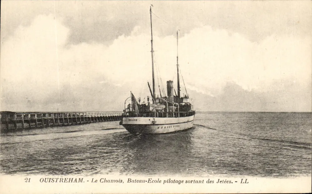 Ouistreham - Der Chamois, Schulschiff, das von den Molen ablegt - LL - Vorderseite