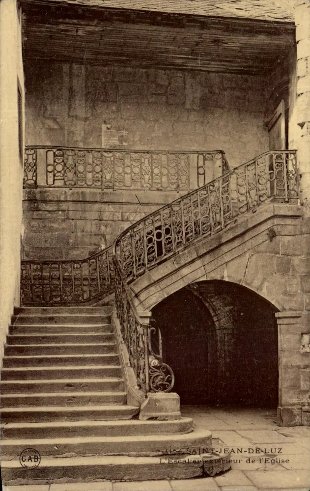 Saint-Jean-de-Luz — Die Außentreppe der Kirche — CAB - Vorderseite