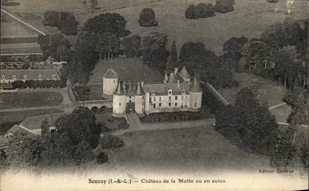 Sonzay (I.-&-L.) — Ansicht des Schlosses de la Motte aus der Luft — Édition Chevrier - Vorderseite