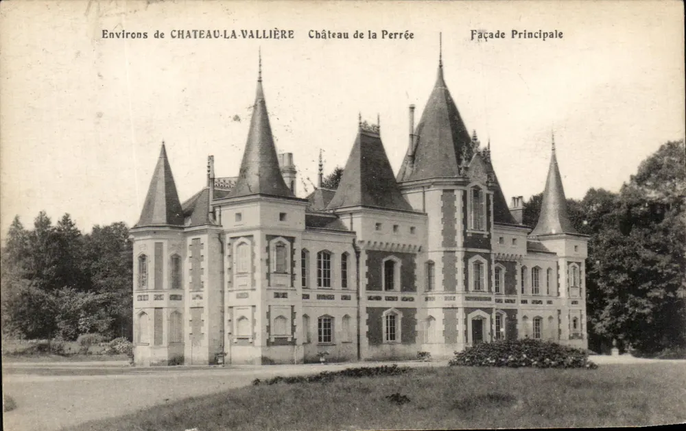Schloss la Perrée — Hauptfassade — Umgebung von Château-la-Vallière - Vorderseite