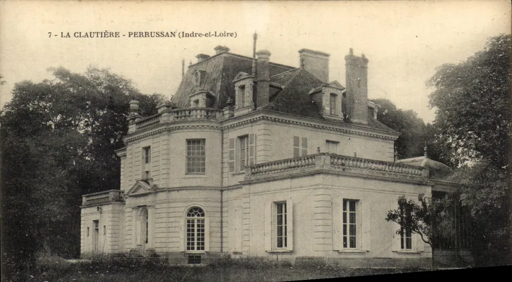 La Clautière - Perrussan (Indre-et-Loire) — Castelo com telhado de ardósia e balaustrada — editor não visível - Frente