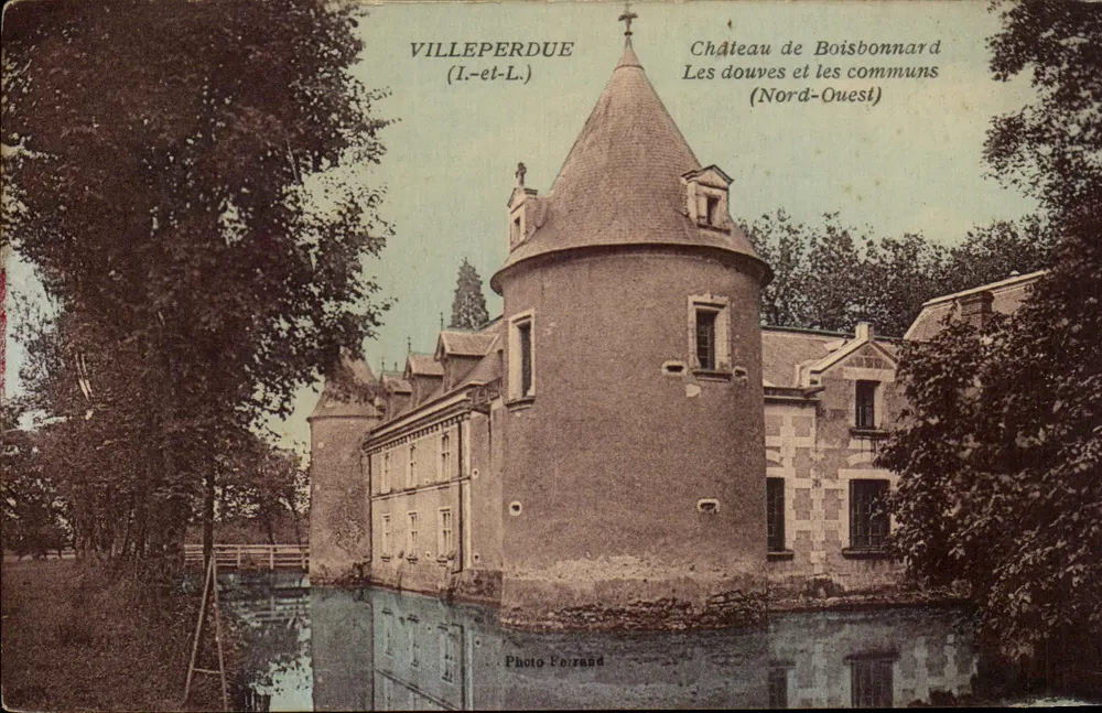 Schloss Boisbonnard — Ansicht des Schlosses und der Nebengebäude — Photo Foirend - Vorderseite