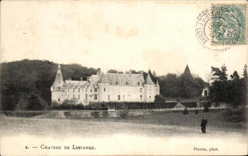 Castelo de Lestange — vista do castelo com um homem no fundo — Pineau, fot. - Frente