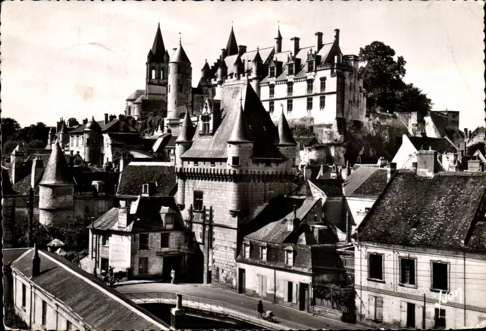 Loches (Loire-et-Loire) — Das Schloss und die Porte des Cordeliers — Les Éditions d'Art - Vorderseite