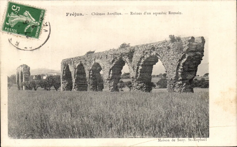 Fréjus - Zamek Aurélien - Ruiny aqueduku rzymskiego — Dom Suzy, St-Raphaël - Awers