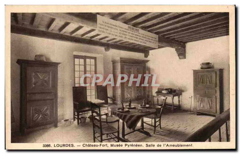Lourdes — Château-Fort, Pyreneen-Museum. Zimmer mit Möbeln. - Vorderseite